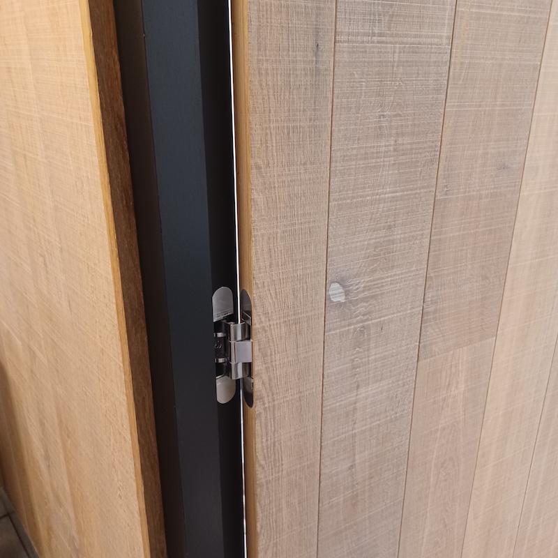 Dubové parkety Košice – Dvere vyrobené z parkiet v rovnakom dekore ako podlaha pre elegantný a harmonický vzhľad interiéru.